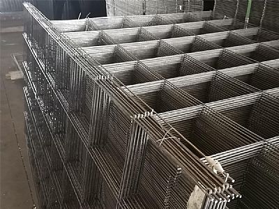 鋼絲焊接網(wǎng)片以鋼絲為原料，經(jīng)過(guò)專(zhuān)業(yè)設(shè)備加工成網(wǎng)狀